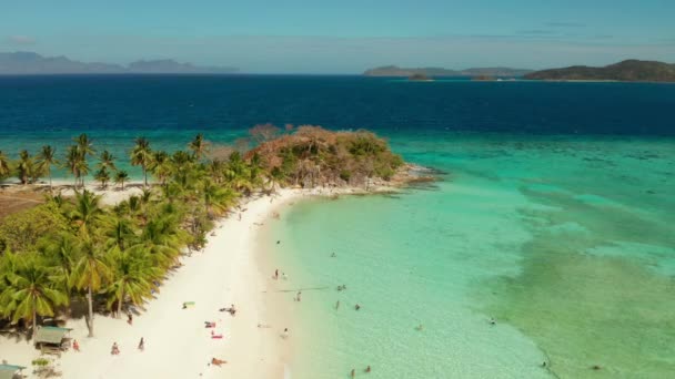 Turyści Mogą Cieszyć Się Tropikalną Plażą Tropikalna Wyspa Piaszczystą Plażą — Wideo stockowe