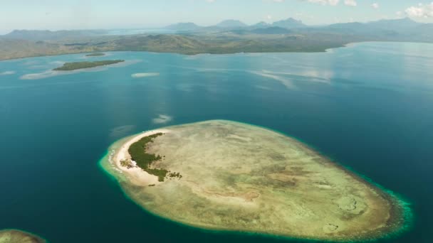 Krásná Pláž Tropickém Ostrově Obklopená Korálovými Útesy Písečný Bar Turisty — Stock video