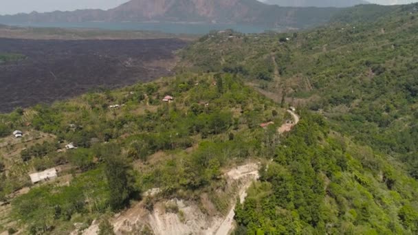 山の風景クレーター湖のバーや火山の青い空バリ インドネシアに対して木と空中ビューの山々をAgung 旅行のコンセプト 空中映像 — ストック動画
