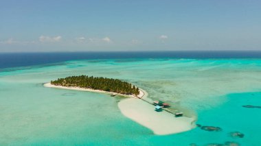 Mercan resifleri arasında beyaz plaj ve mavi mercan adaları arasında tropikal bir ada. Onok Adası, Balabac, Filipinler. Yaz ve seyahat tatil konsepti
