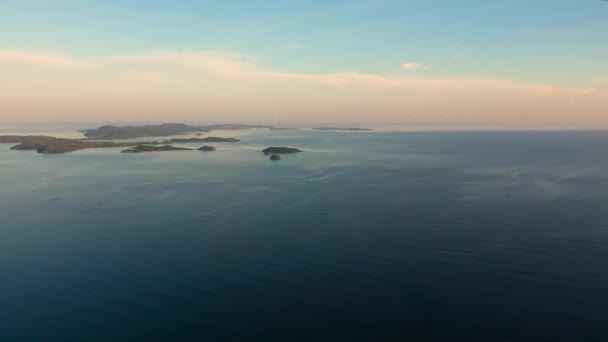 Paisaje Marino Con Islas Madrugada Vista Aérea Islas Caramoanas Filipinas — Vídeos de Stock