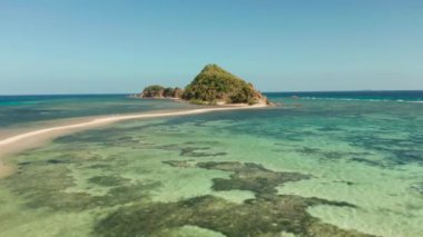 Mavi lagündeki kumlu hava aracı tropikal adası. Palawan, Filipinler. Adalı ve plajlı tropikal manzara