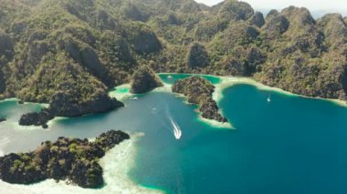 Kayaların arasında mavi suyu olan havadan drone gölleri ve koylar. Göl, ormanlarla kaplı dağlar. Deniz manzarası, tropikal manzara. Palawan, Filipinler, Busuanga