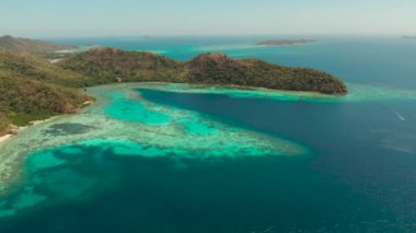Mavi lagünü, mercan resifi ve kumlu plajı olan tropikal ada Bulalacao. Palawan, Filipinler. Turkuaz lagünlü Malezya adaları..
