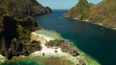 Uçurumlarla çevrili tropikal bir göl. El nido, Filipinler, Palawan. Tropikal kayalık adaları, okyanus mavisi suları olan deniz burnu. Yaz ve seyahat tatil konsepti