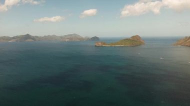 Tropikal kayalık adaları ve mavi suları olan hava aracı deniz manzarası. adalar ve dağlarla kaplı tropikal ormanlar. El nido, Filipinler, Palawan