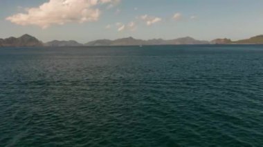 Tropikal körfezi, kayalık adaları, okyanus mavisi suyu olan hava manzaralı deniz manzarası. adalar ve dağlarla kaplı tropikal ormanlar. El nido, Filipinler, Palawan. Tropik Dağ Sırası