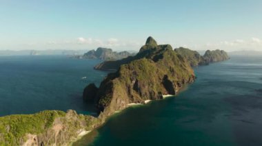 Körfezin ve tropikal adaların havadan görüntüsü. Tropikal kayalık adaları, okyanus mavisi suları olan deniz burnu. adalar ve dağlarla kaplı tropikal ormanlar. El nido, Filipinler, Palawan. Tropik