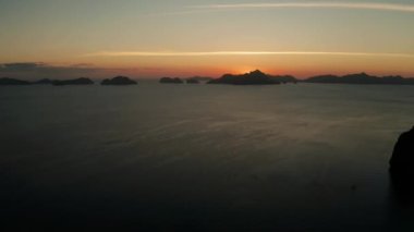 Gün batımı dağların arka planında. El nido, Filipinler, Palawan. Günbatımında tropik adalarla kaplı deniz manzarası. Yaz ve seyahat tatil konsepti