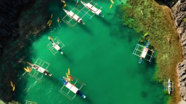 Tropikal lagün ve mercan resiflerindeki turist teknelerinin insansız hava aracı. Turkuaz suyu olan küçük bir göl. El nido, Filipinler, Palawan. Yaz ve seyahat tatil konsepti.