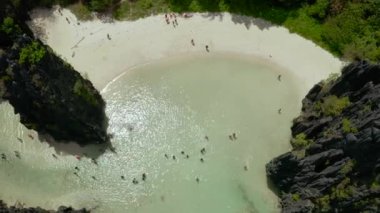 Uçurumlarla çevrili tropikal göl manzarası. El nido, Filipinler, Palawan. Güzel göl ve karst manzarası.