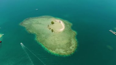 Kum adası. Etrafı mercan resifleri ve Honda Körfezi 'nde mavi denizle çevrili. Hava manzaralı. Kumlu mercan adası. Yaz ve seyahat tatili konsepti, Filipinler, Palawan