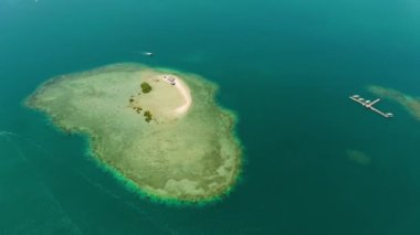 Honda Körfezi'nde mercan resifi ve mavi deniz ile çevrili kum bar ile kumlu ada, hava drone. Kumlu bir plaja sahip mercan mercan atoll. Yaz ve seyahat tatil konsepti, Filipinler, Palawan