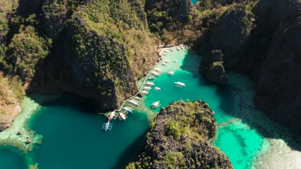 Drone Aéreo Lagoa Tropical Com Água Azul Entre Rochas Lagoa — Vídeo de Stock