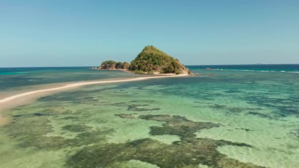 Drone Aérien Île Tropicale Dans Lagune Bleue Avec Banc Sable — Video