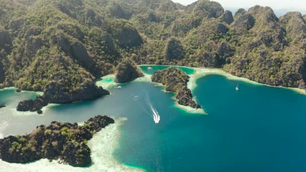 Lagunas Aéreas Drones Calas Con Agua Azul Entre Las Rocas — Vídeos de Stock