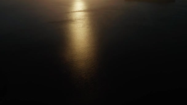 Vista Aérea Puesta Sol Sobre Mar Sol Reflejado Una Superficie — Vídeos de Stock