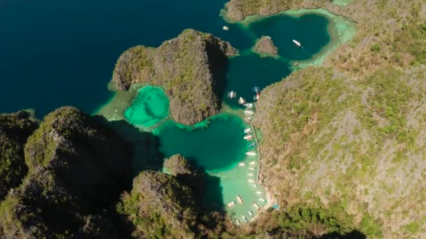Letecké Laguny Zátoky Modrou Vodou Mezi Skalami Laguna Kayangan Lake — Stock video