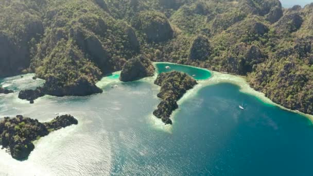 Εναέρια Drone Λιμνοθάλασσες Και Όρμους Μπλε Νερά Ανάμεσα Στα Βράχια — Αρχείο Βίντεο