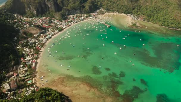 Ciudad Nido Bahía Con Laguna Azul Barcos Turísticos Vista Aérea — Vídeos de Stock