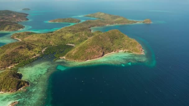 Εναέρια Άποψη Τροπικά Νησιά Μπλε Λιμνοθάλασσα Κοραλλιογενή Ύφαλο Και Αμμώδη — Αρχείο Βίντεο