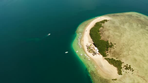 Eiland Zandstrand Met Toeristen Zandbar Omgeven Door Koraalrif Blauwe Zee — Stockvideo