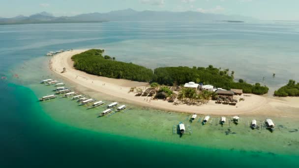 サンゴ礁に囲まれた熱帯の島の美しいビーチ 観光客と砂のバー 本田ベイトップビュー ヒトデ島 夏と旅行休暇のコンセプト フィリピン パラワン — ストック動画