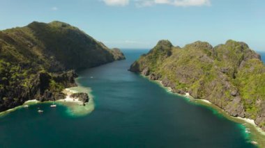 Uçurumlarla çevrili tropikal bir göl. El nido, Filipinler, Palawan. Tropikal kayalık adaları, okyanus mavisi suları olan deniz burnu. Yaz ve seyahat tatil konsepti