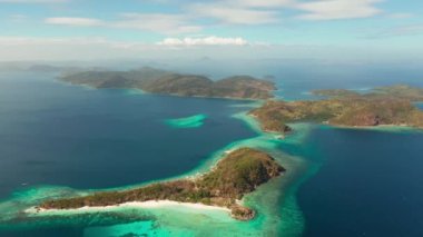 Küçük adaların ortasında mavi, masmavi suları olan havadan deniz manzaralı gölcükler. Palawan, Filipinler. Mavi lagünlü tropikal adalar, mercan resifleri. Malezya takımadalarının turkuaz adaları