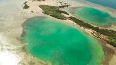 Tropikal adaları ve mercan resifleriyle çevrili kumlu plajları olan gökyüzü manzaralı Honda körfezi. Yaz ve seyahat tatil konsepti, Puerto princesa, Palawan, Filipinler.