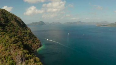 Mavi denizde adaları olan tropikal arazinin hava aracı, El nido. Koyları ve adaları olan deniz manzarası. Tropik Dağ Sırası