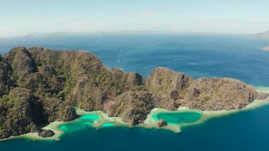 Kayaların arasında mavi suyu olan havadan drone gölleri ve koylar. Göl, ormanlarla kaplı dağlar. Deniz manzarası, tropikal manzara. Palawan, Filipinler, Busuanga