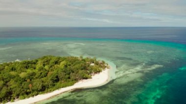 Tropikal adada mercan resifleriyle çevrili güzel bir sahil, üst manzara. Mantigue Adası. Kumsallı küçük bir ada. Yaz ve seyahat tatili konsepti, Camiguin, Filipinler, Mindanao