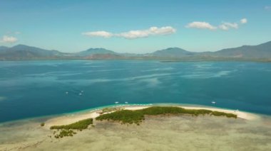 Honda Bay 'de kumlu sahili olan hava manzaralı bir ada. Turistlerle dolu tropik bir ada ve mercan resifi. denizyıldızı adası. Yaz ve seyahat tatili konsepti, Filipinler, Palawan