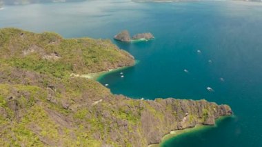 Körfezin ve tropikal adaların havadan görüntüsü. Tropikal kayalık adaları, okyanus mavisi suları olan deniz burnu. adalar ve dağlarla kaplı tropikal ormanlar. El nido, Filipinler, Palawan. Tropik