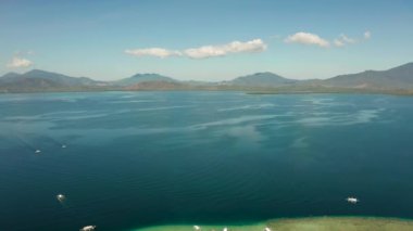 Hava manzaralı deniz manzaralı, tekneli Honda Körfezi mavi sulu ve ormanla kaplı tropikal adalı. Puerto Prensesi, Palawan, Filipinler.