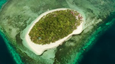 Tropikal adada mercan resifleriyle çevrili güzel bir sahil, üst manzara. Mantigue Adası. Kumsallı küçük bir ada. Yaz ve seyahat tatili konsepti, Camiguin, Filipinler, Mindanao