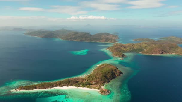 空中風景小さな島の真ん中に青 紺碧の水を持つラグーン フィリピンのパラワン 青いラグーンとサンゴ礁を持つ熱帯の島 ターコイズブルーのマレーシア諸島の島々 — ストック動画