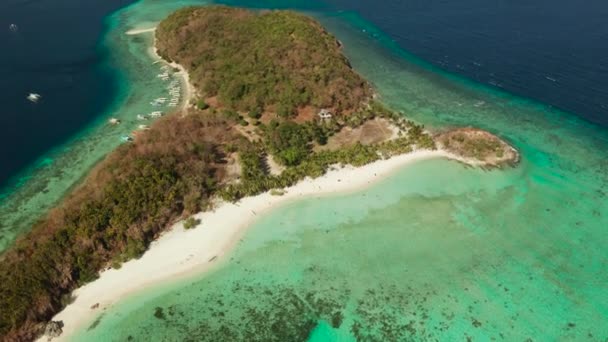 Aerial Drone Island Μπλε Λιμνοθάλασσα Αμμώδη Παραλία Και Κοραλλιογενή Ύφαλο — Αρχείο Βίντεο