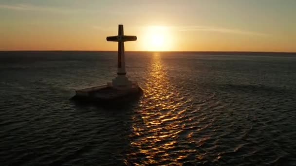 Katolikus Kereszt Elsüllyedt Temetőben Tengerben Naplementekor Légi Kilátás Sunset Sunken — Stock videók