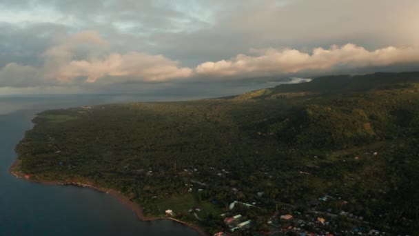 Línea Costera Isla Tropical Cubierta Bosque Verde Contra Cielo Azul — Vídeos de Stock