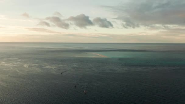 Písečný Bílý Ostrov Pláží Písečným Barem Při Západu Slunce Vzdušný — Stock video