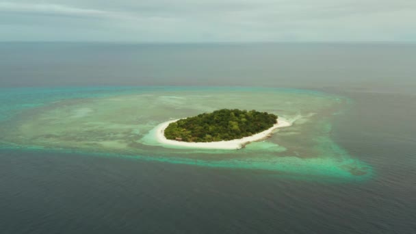 熱帯の島環礁のサンゴ礁と青い海 空中の景色に囲まれたMantigueと砂のビーチ 砂浜の小さな島 夏と旅行の休暇のコンセプト フィリピンミンダナオ島 — ストック動画