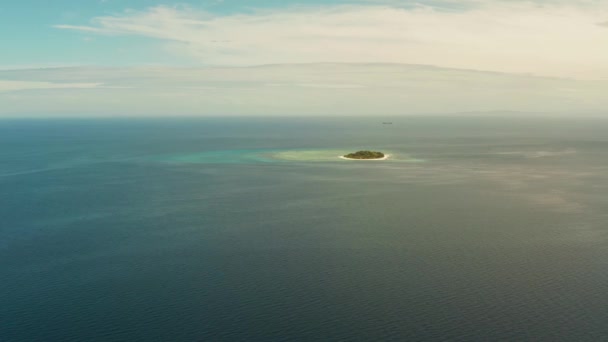 青い海に美しい砂浜と環礁の小さな熱帯の島 熱帯の島とサンゴ礁 夏と旅行の休暇の概念 カミギン フィリピン ミンダナオ — ストック動画