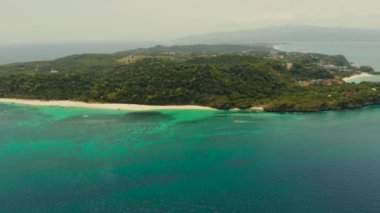 Turistler ve mavi berrak denizli kumsal. Yaz ve seyahat tatili konsepti. Boracay, Filipinler. Tropikal adada sahili olan deniz burnu. Deniz kabuğu kumsalı