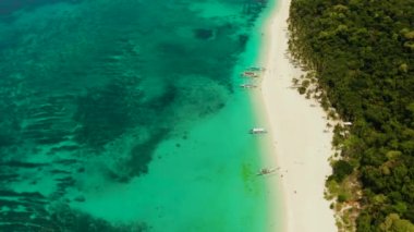 Gökyüzü deniz manzarası: Palmiye ağaçları ve mercan resifinin turkuaz sularıyla tropik plaj, yukarıdan, Puka deniz kabuğu plajı. Boracay, Filipinler. Tropikal adada sahili olan deniz burnu. Yaz ve seyahat