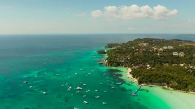 Seyahat konsepti: Mavi göl kenarında otelleri ve turistleri olan kumlu tropikal plaj, hava manzarası, Boracay, Filipinler. Tropikal adada sahili olan deniz burnu. Yaz ve seyahat tatil konsepti.