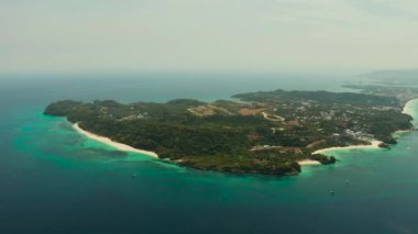 Boracay adasındaki kumsallar ve açık mavi deniz. Üst Manzara. Tropikal adada sahili olan deniz burnu. Yaz ve seyahat tatili konsepti. Filipinler