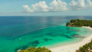 Tropik beyaz kum plajı, mavi göl ve mercan resifinin yakınındaki oteller. Hava manzaralı, Boracay, Filipinler. Tropikal adada sahili olan deniz burnu. Yaz ve seyahat tatil konsepti.