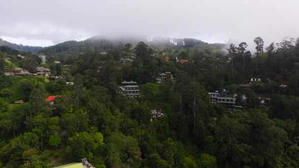Дома Склонах Гор Покрытые Туманом Облаками Элла Шри Ланка — стоковое видео